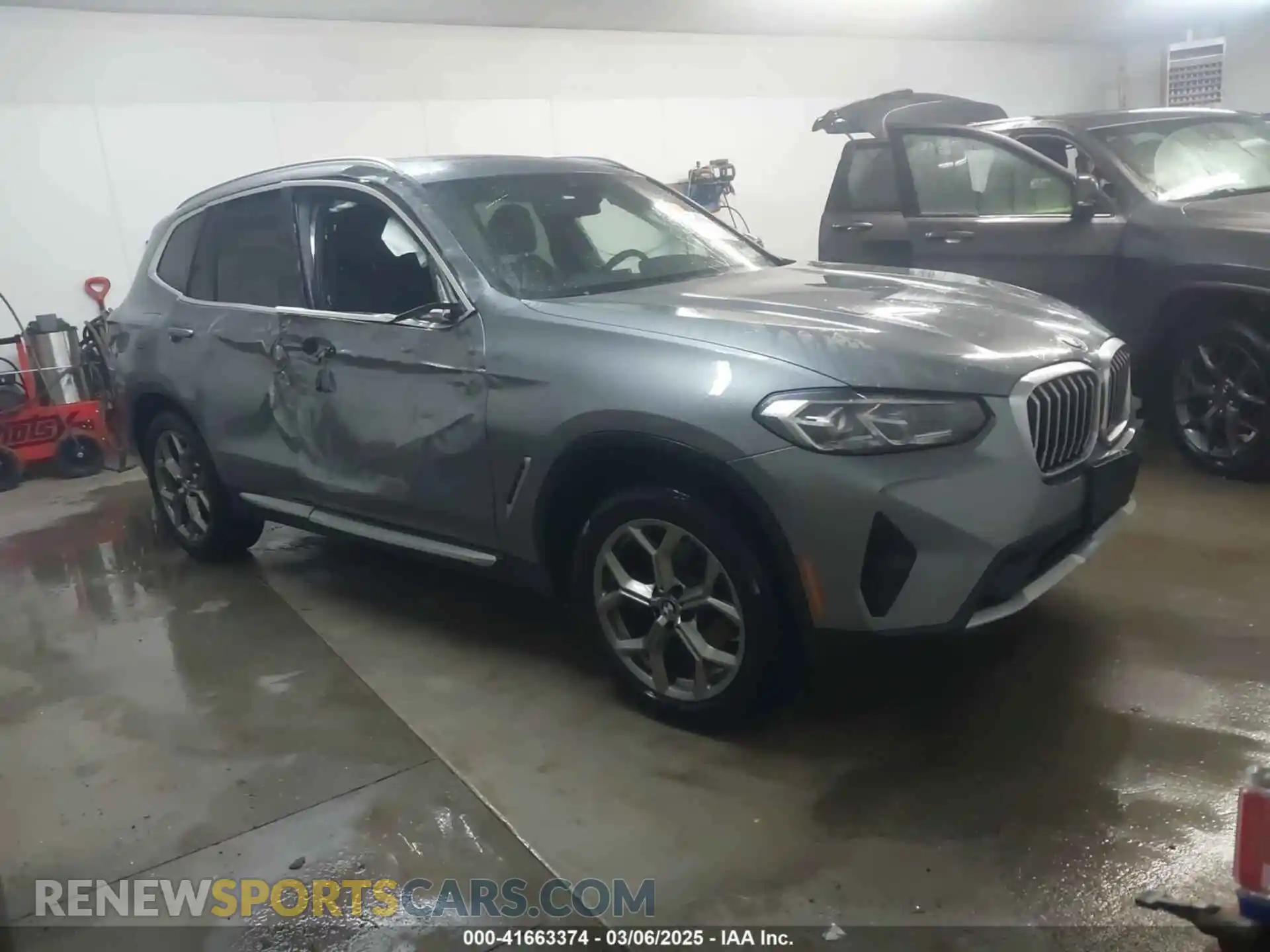 1 Photograph of a damaged car 5UX53DP05P9R31110 BMW X3 2023