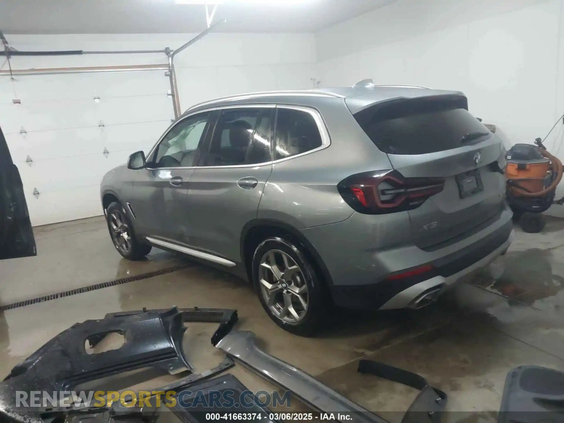 3 Photograph of a damaged car 5UX53DP05P9R31110 BMW X3 2023