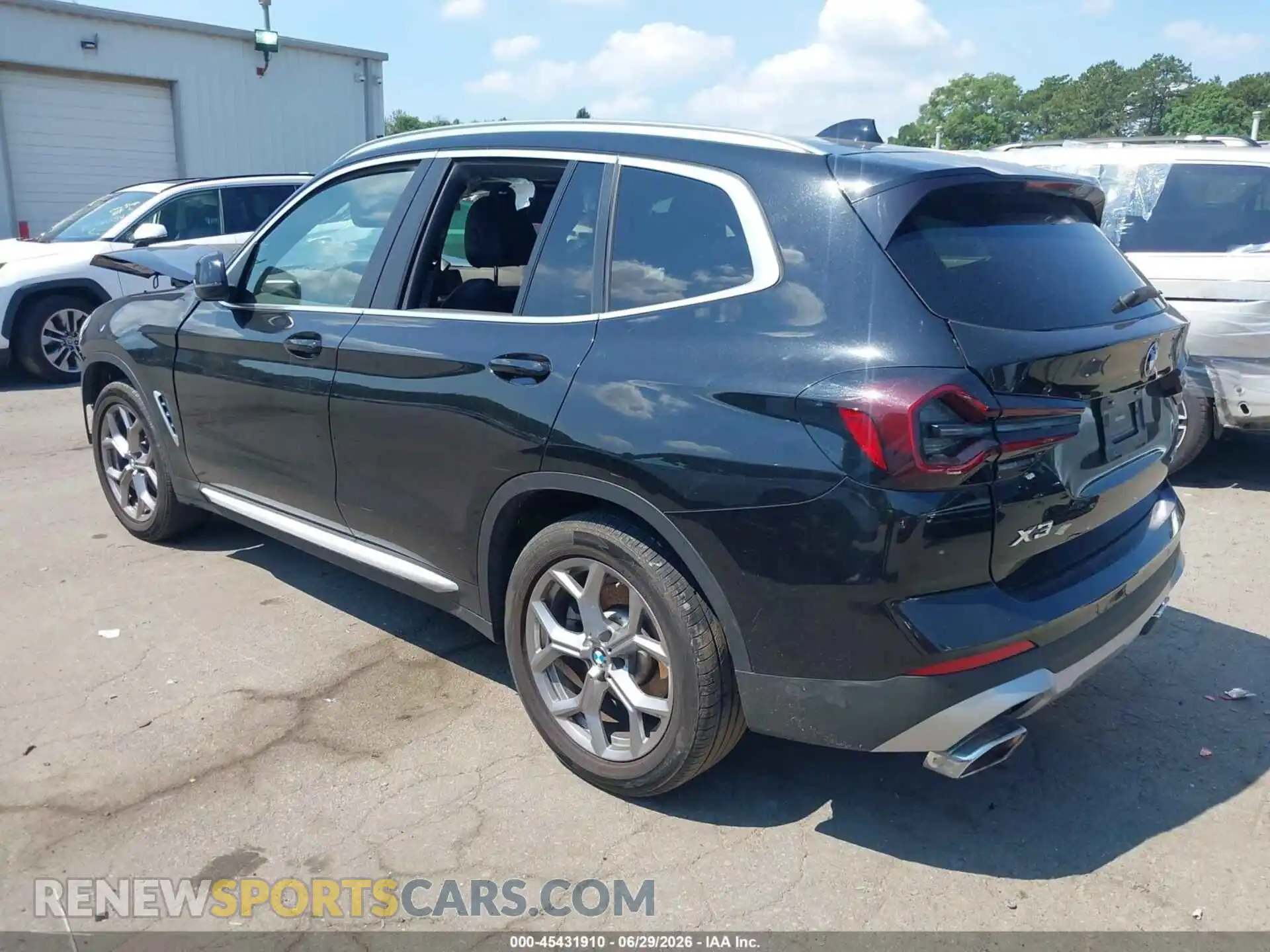 3 Photograph of a damaged car 5UX53DP06P9R44013 BMW X3 2023