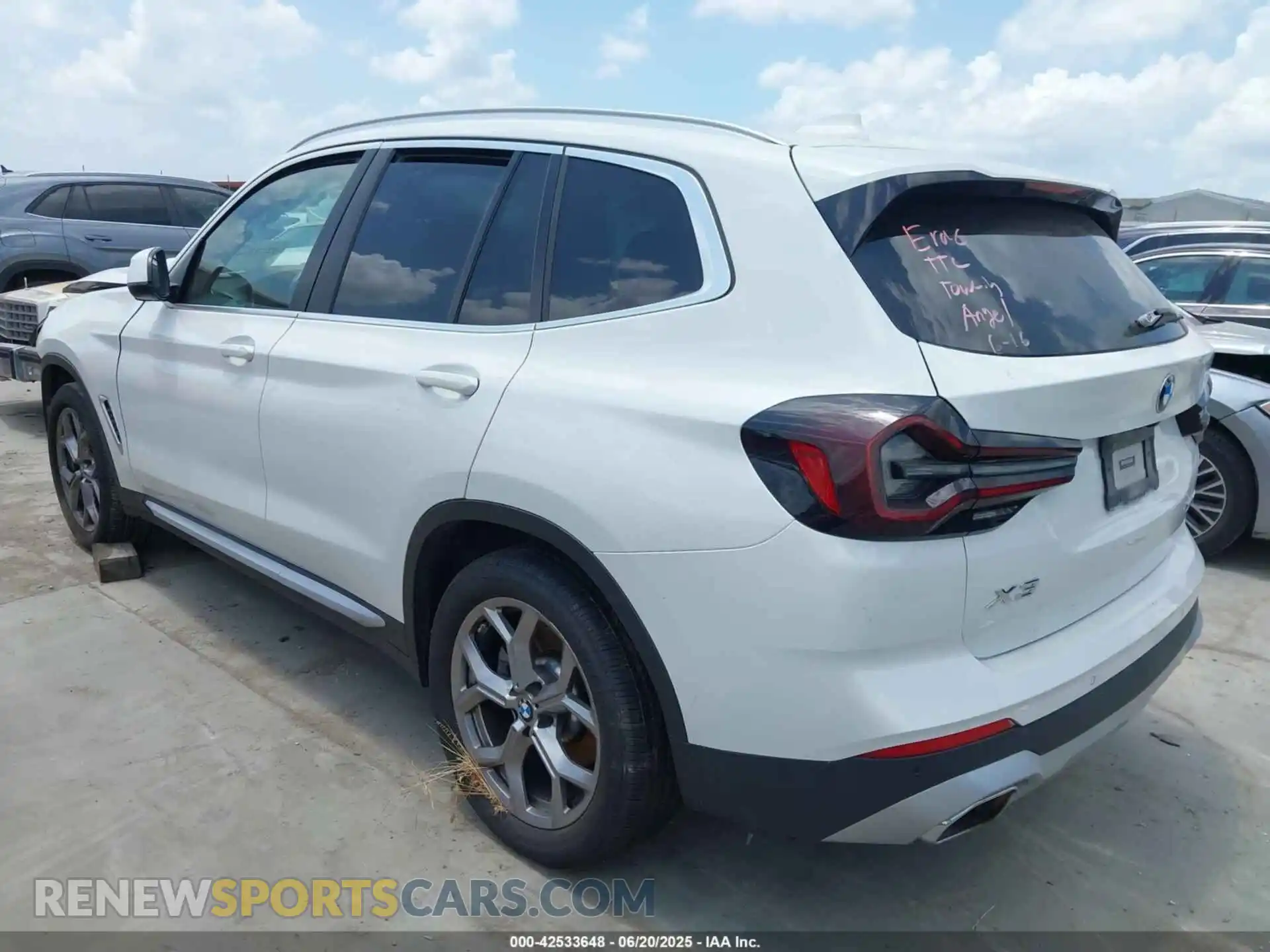 3 Photograph of a damaged car 5UX53DP06P9R82311 BMW X3 2023
