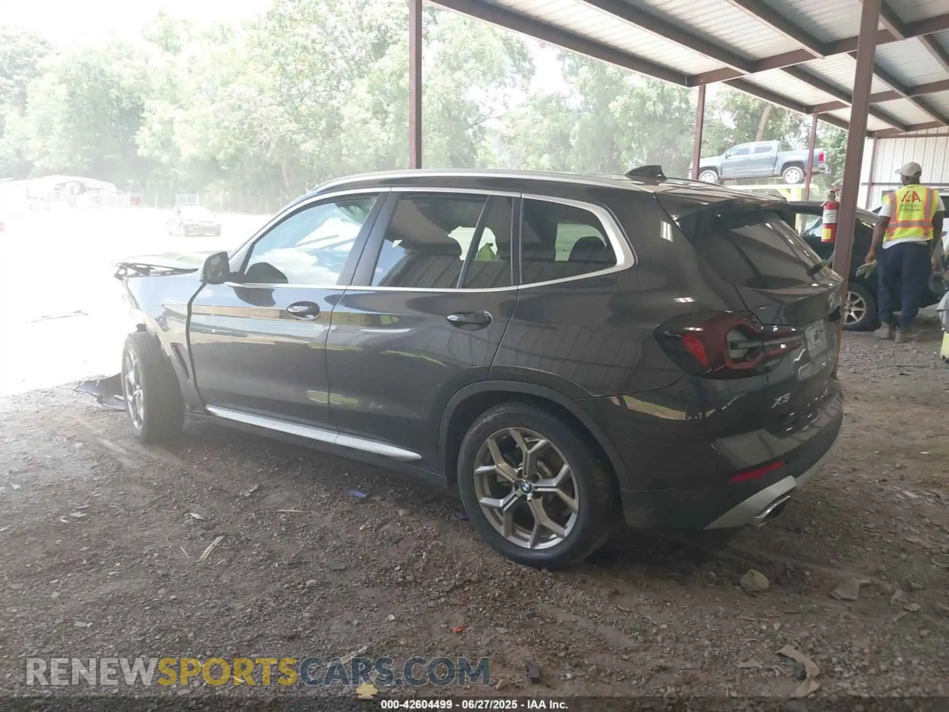 3 Photograph of a damaged car 5UX53DP08P9T28202 BMW X3 2023