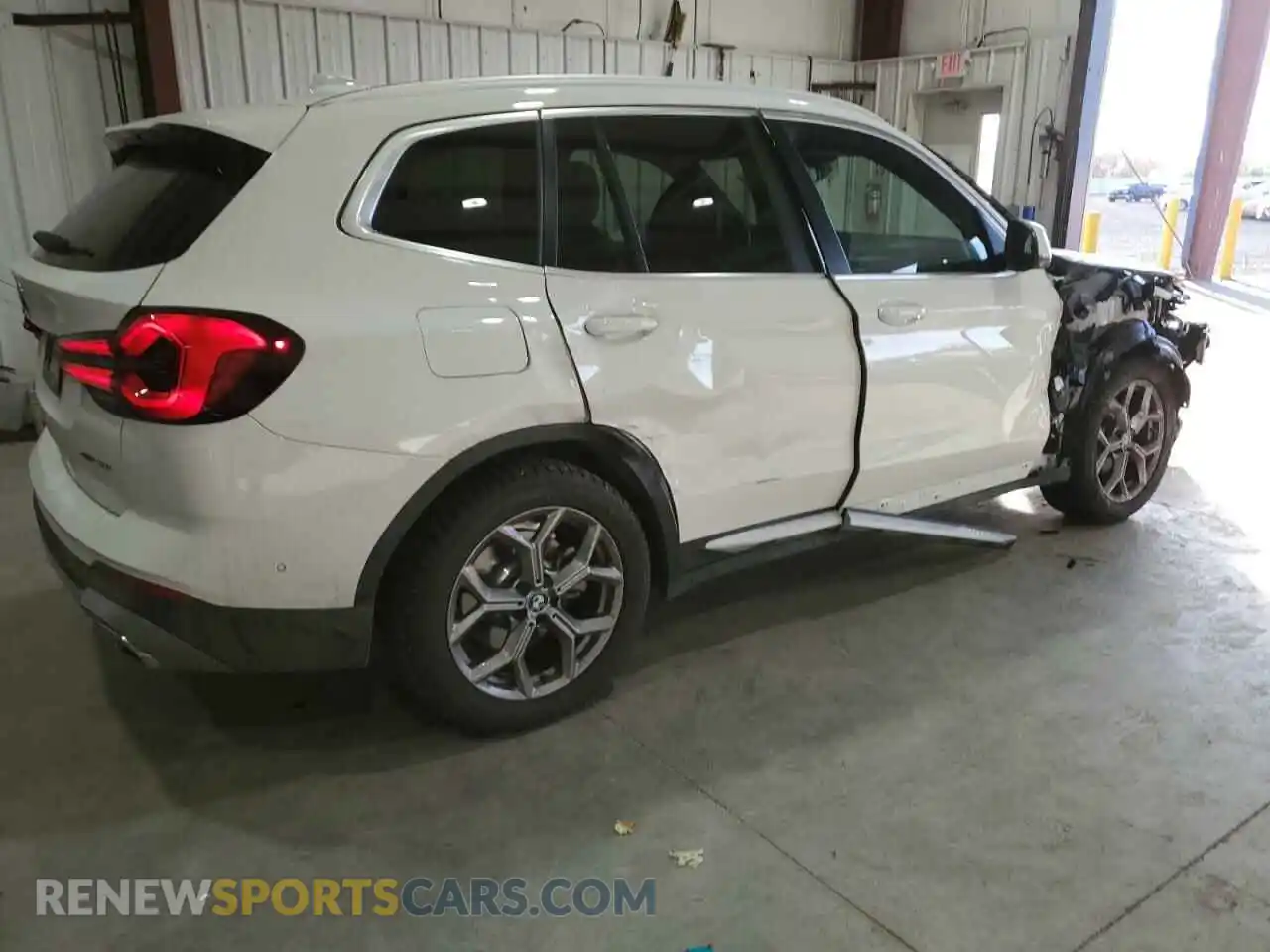 3 Photograph of a damaged car 5UX53DP08R9U77907 BMW X3 2024