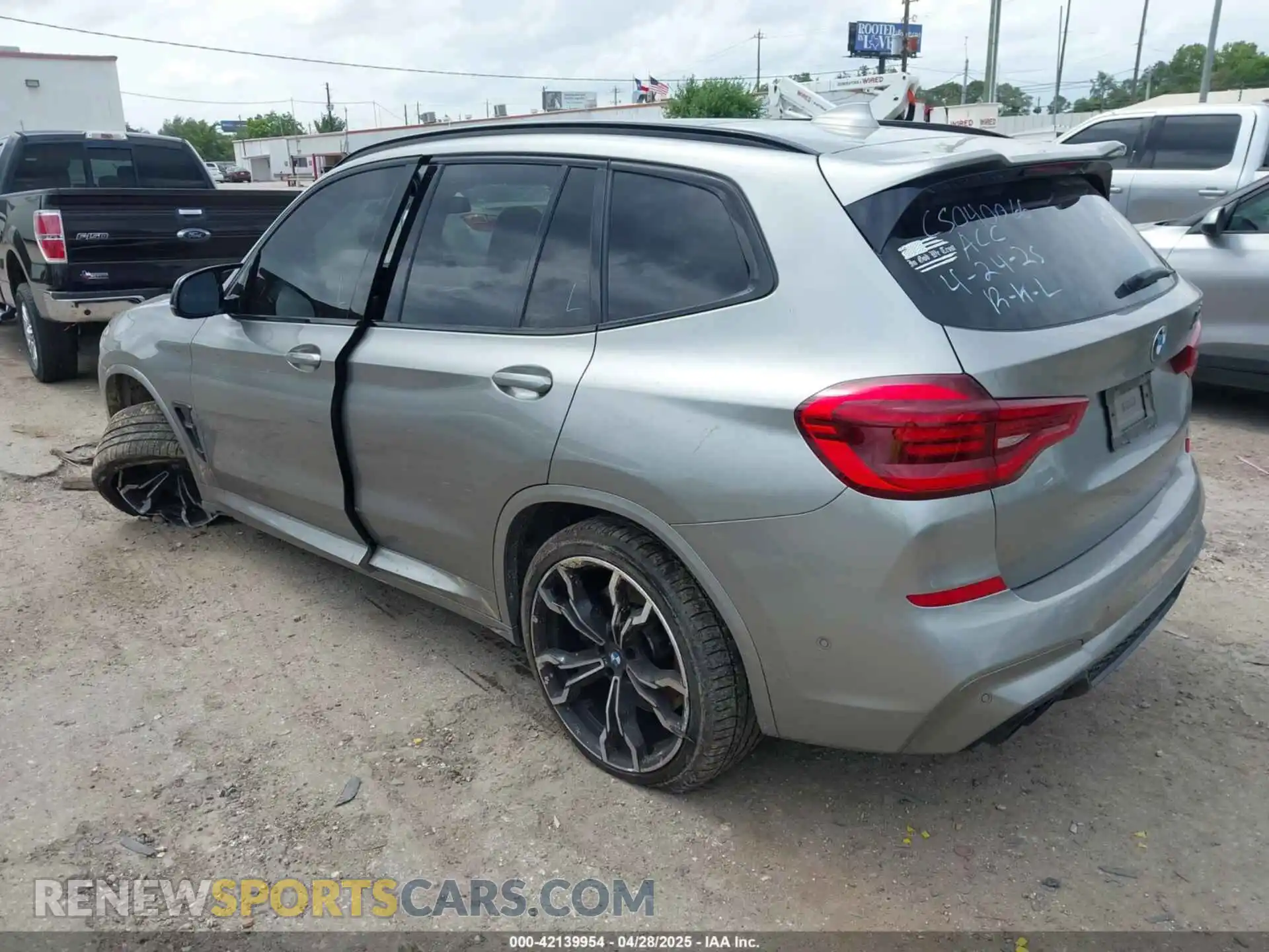 3 Photograph of a damaged car 5YMTS0C08L9B36986 BMW X3 M 2020