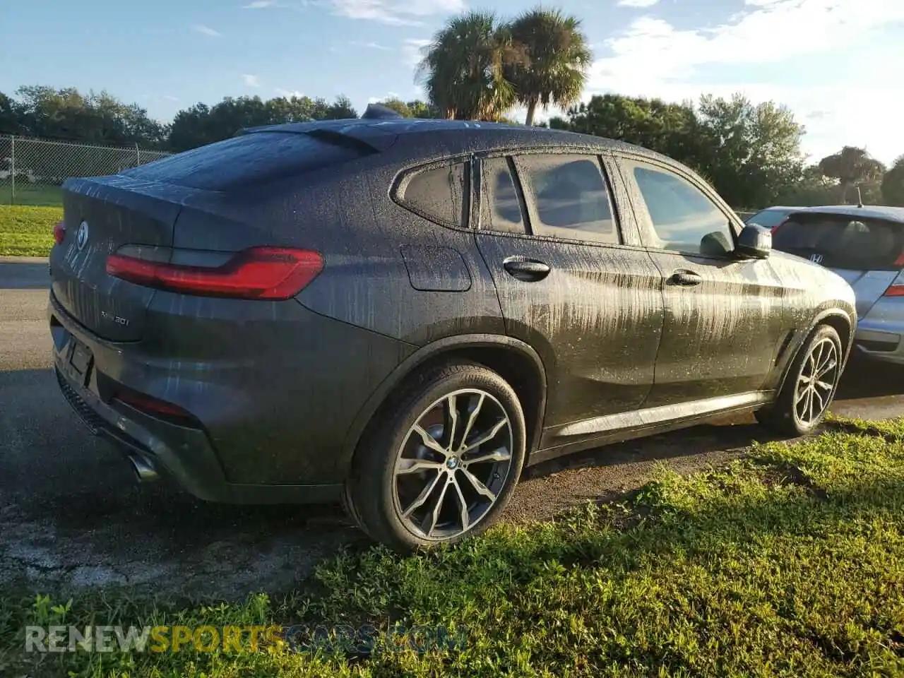 3 Photograph of a damaged car 5UX2V1C00L9D10226 BMW X4 2020