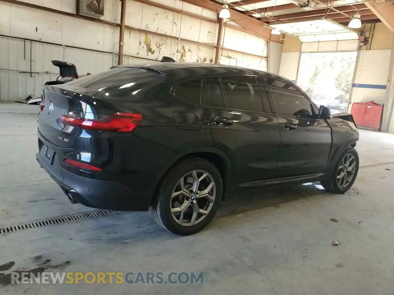 3 Photograph of a damaged car 5UX2V1C03LLE67476 BMW X4 2020