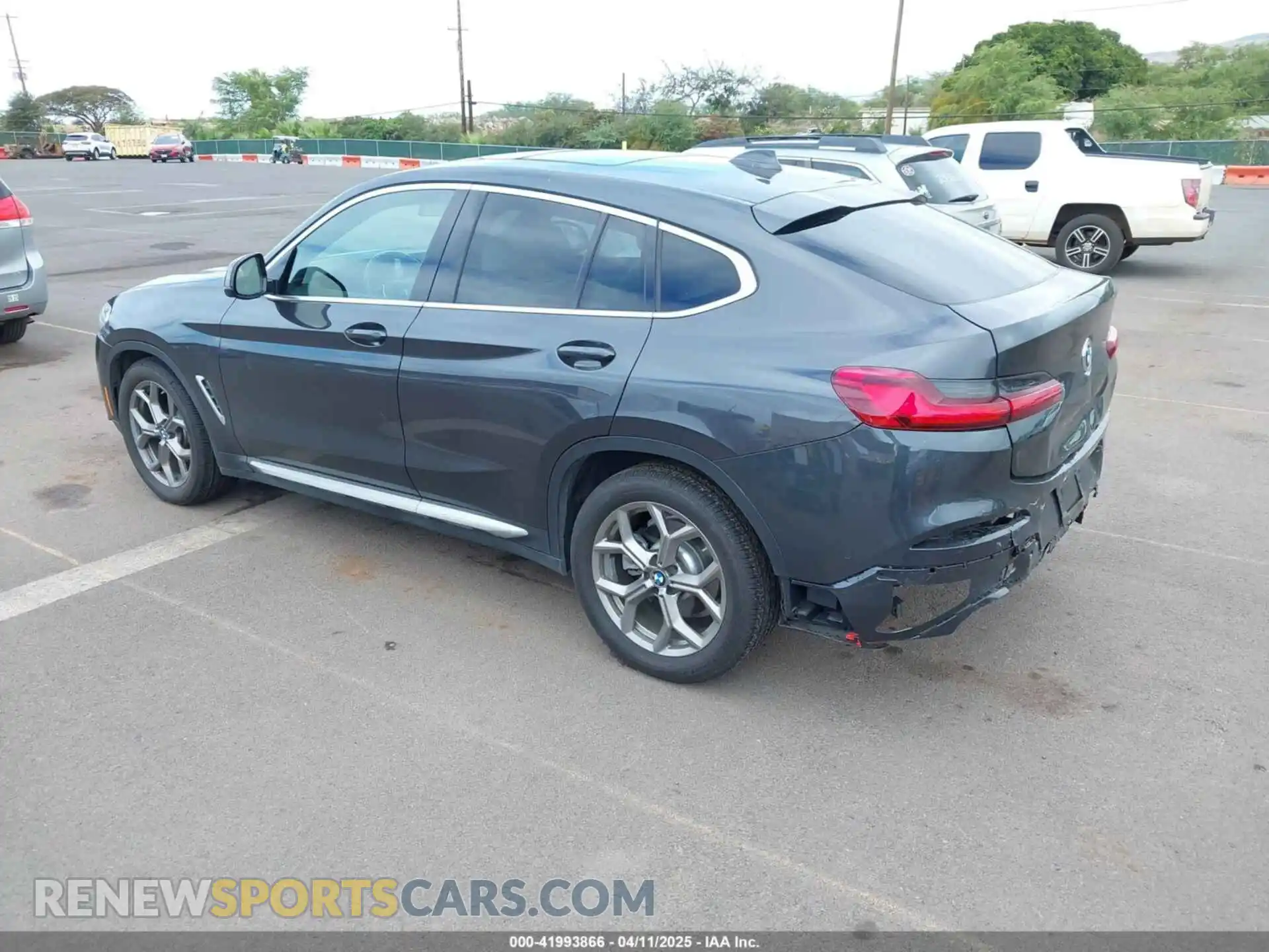 3 Photograph of a damaged car 5UX2V1C04L9D08088 BMW X4 2020
