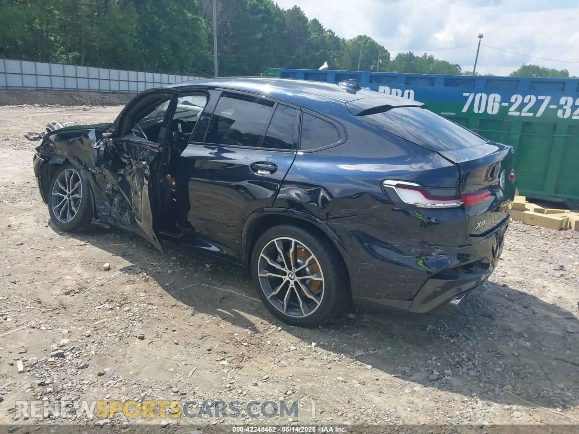 3 Photograph of a damaged car 5UX2V1C04LLE67552 BMW X4 2020