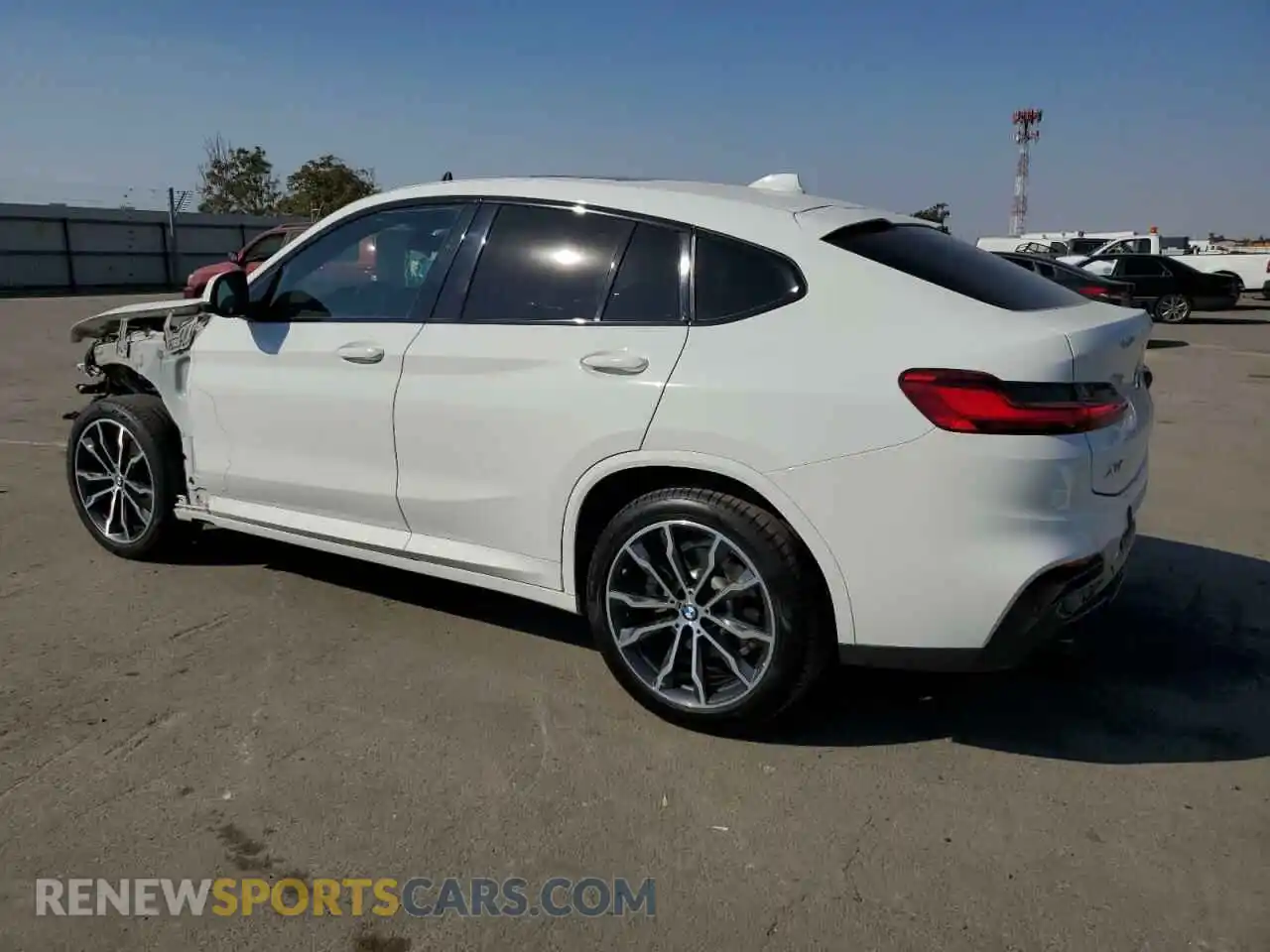 2 Photograph of a damaged car 5UX2V1C05L9B88026 BMW X4 2020