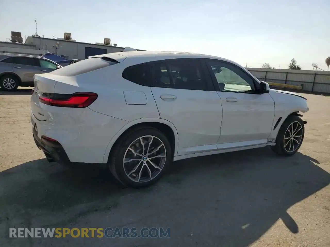 3 Photograph of a damaged car 5UX2V1C05L9B88026 BMW X4 2020