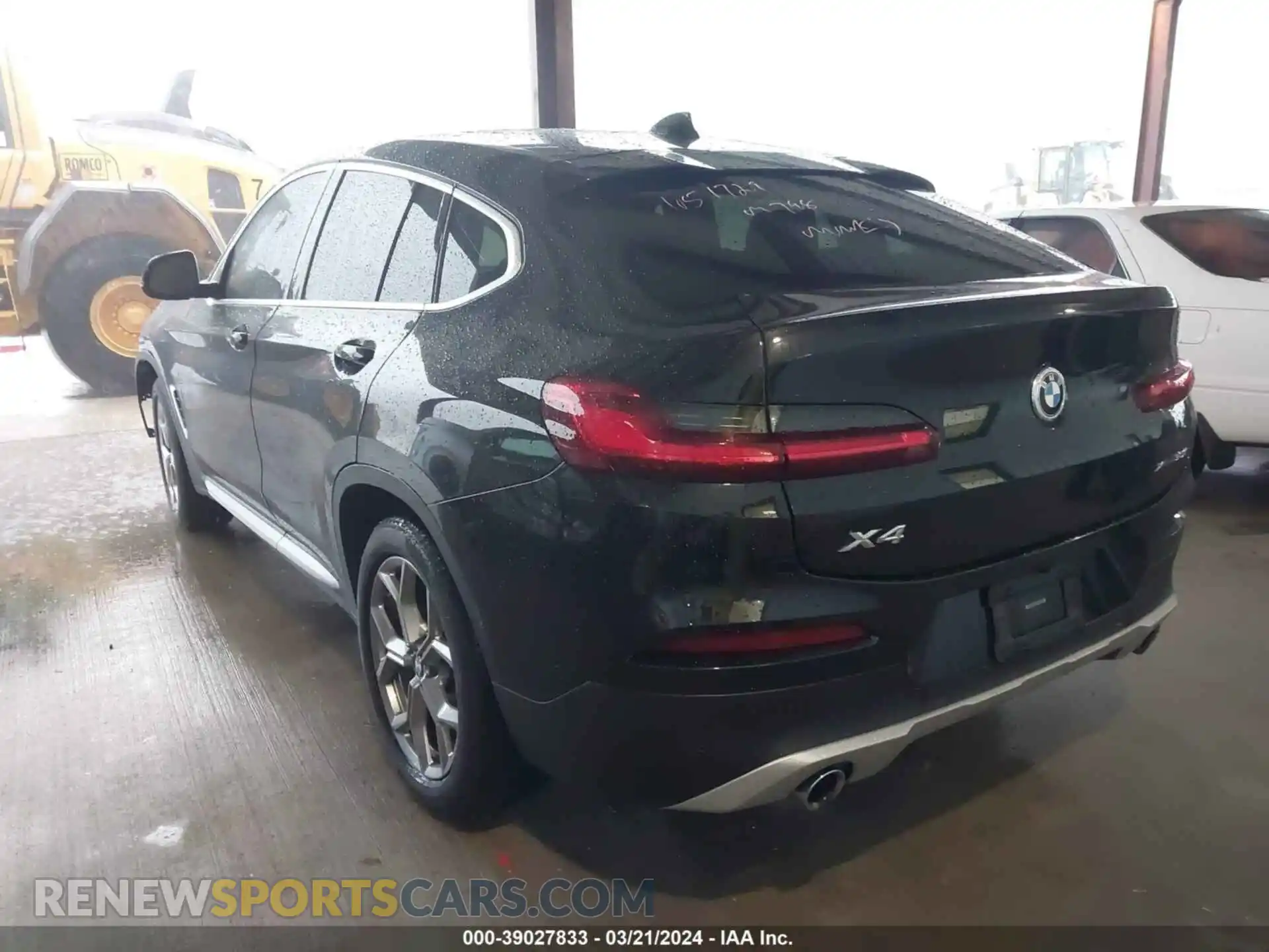 3 Photograph of a damaged car 5UX2V1C06L9C41400 BMW X4 2020