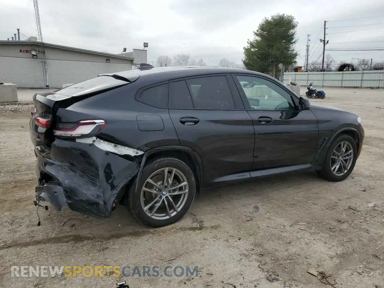 3 Photograph of a damaged car 5UX2V1C07LLE67402 BMW X4 2020