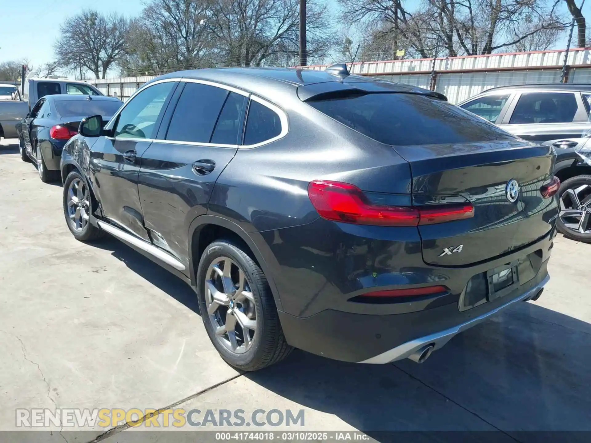 3 Photograph of a damaged car 5UX2V1C07LLE67741 BMW X4 2020