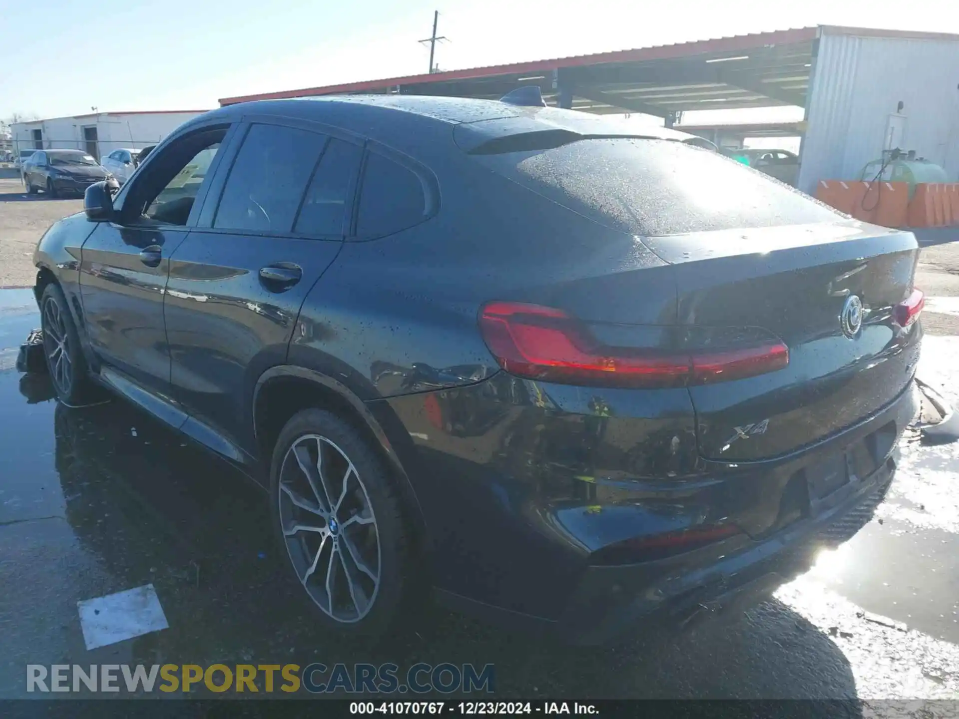 3 Photograph of a damaged car 5UX2V1C09L9C20606 BMW X4 2020