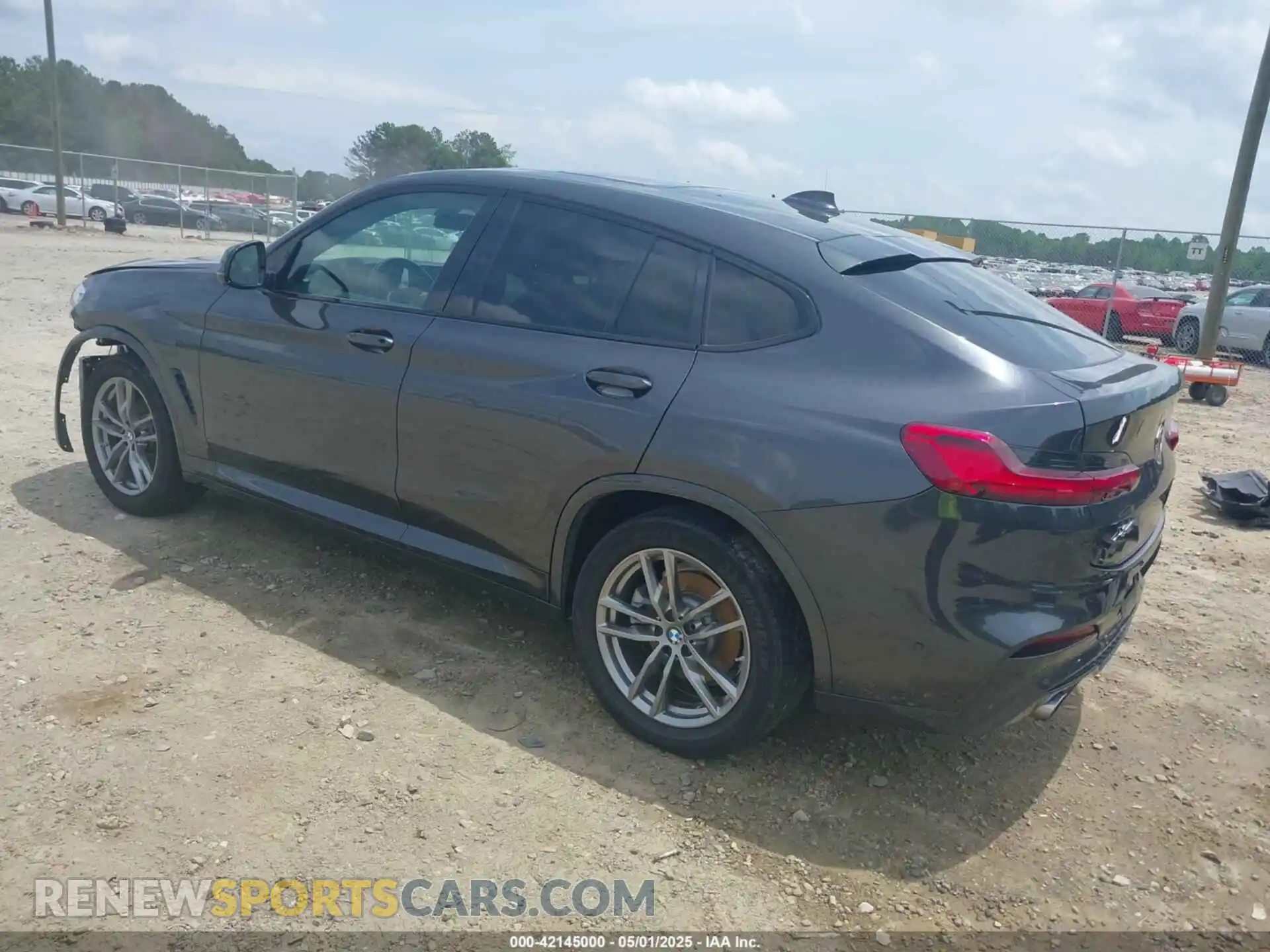 3 Photograph of a damaged car 5UX2V1C09LLE68082 BMW X4 2020