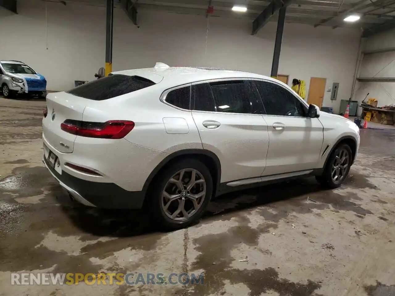 3 Photograph of a damaged car 5UX2V1C0XLLZ32784 BMW X4 2020