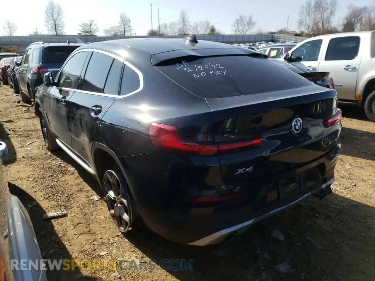 3 Photograph of a damaged car 5UX2V1C00M9E20811 BMW X4 2021