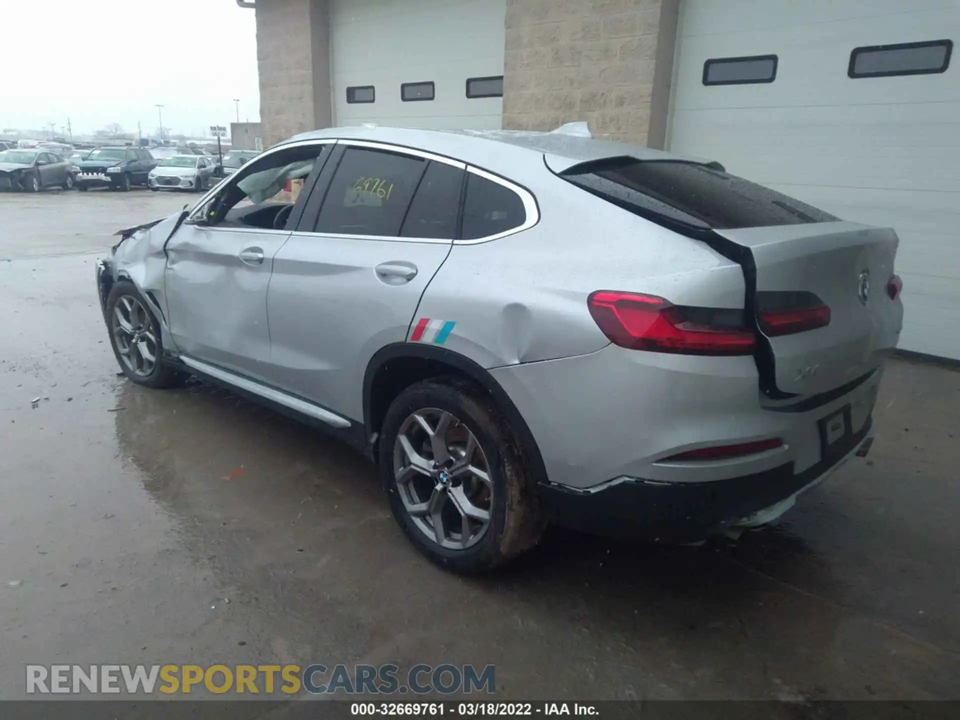 3 Photograph of a damaged car 5UX2V1C00M9E72925 BMW X4 2021