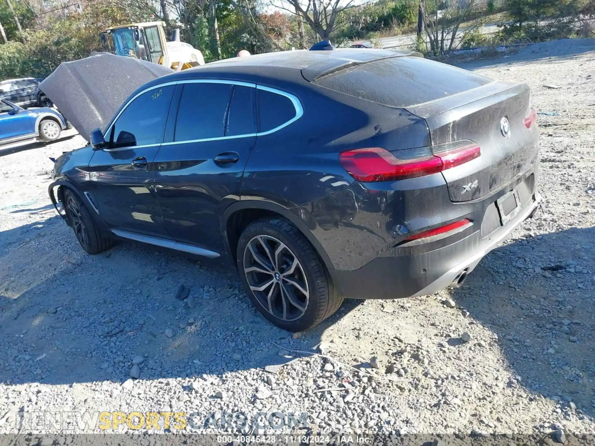 3 Photograph of a damaged car 5UX2V1C00M9F12890 BMW X4 2021