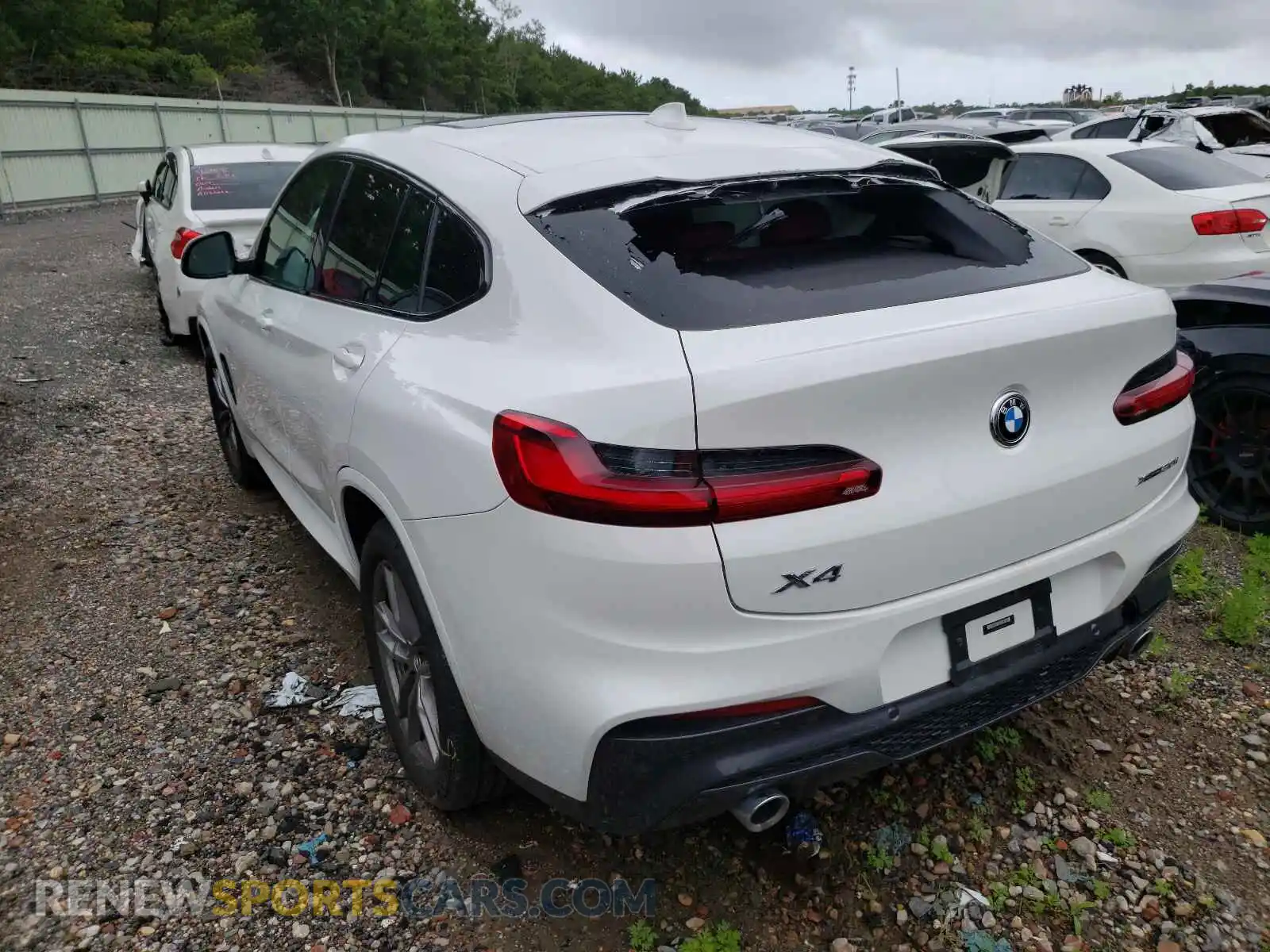 3 Photograph of a damaged car 5UX2V1C00M9F13005 BMW X4 2021