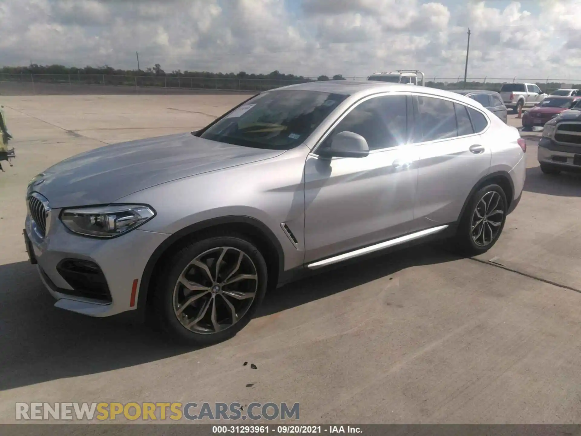 2 Photograph of a damaged car 5UX2V1C01M9E39450 BMW X4 2021