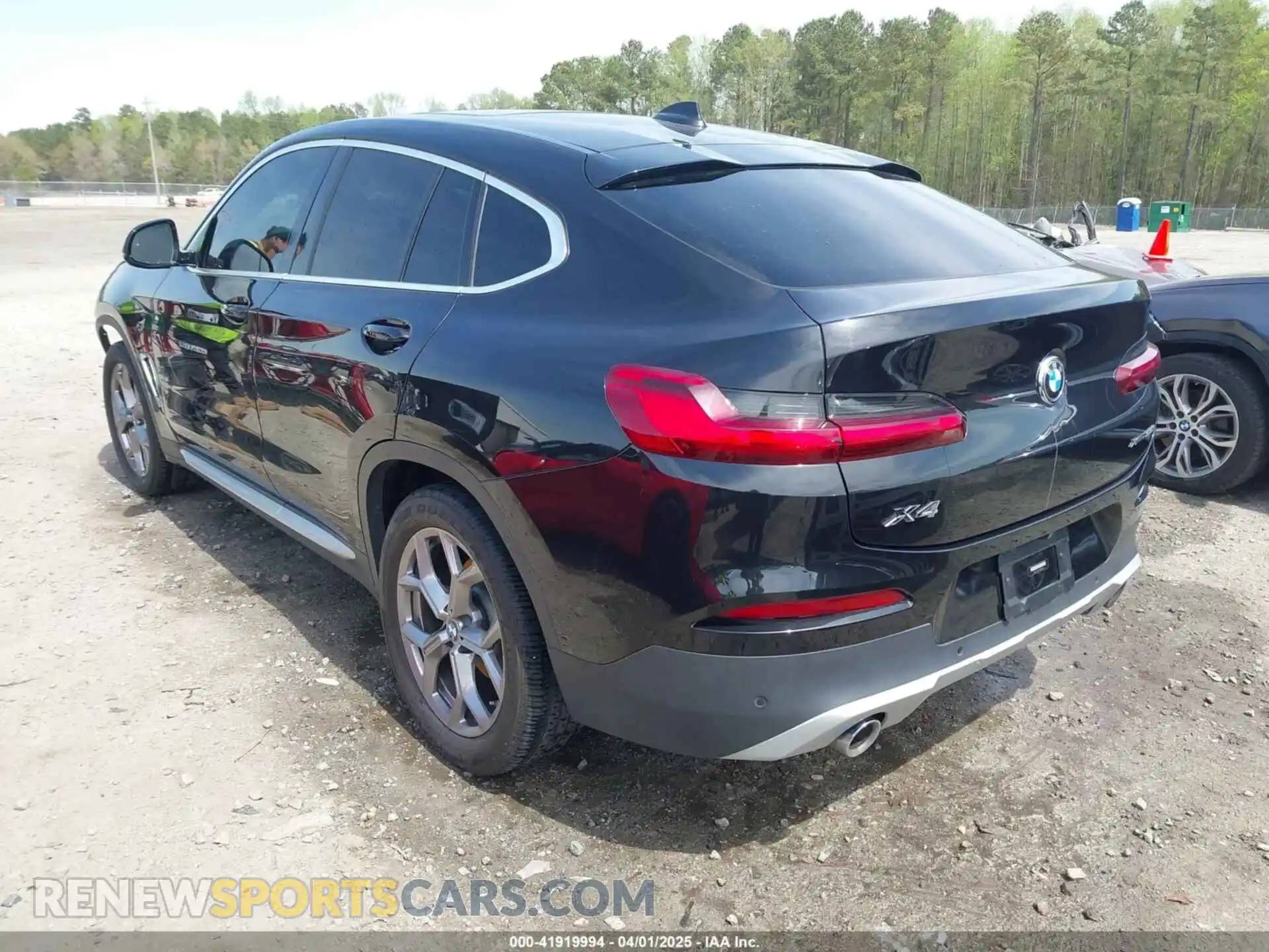 3 Photograph of a damaged car 5UX2V1C01M9E58032 BMW X4 2021