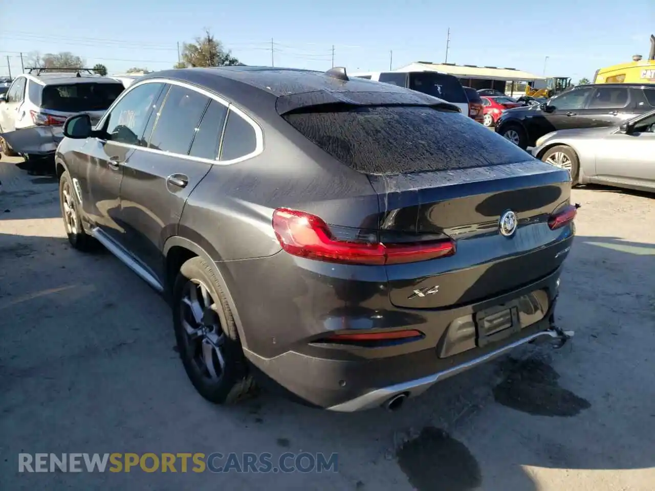 3 Photograph of a damaged car 5UX2V1C01M9G95930 BMW X4 2021