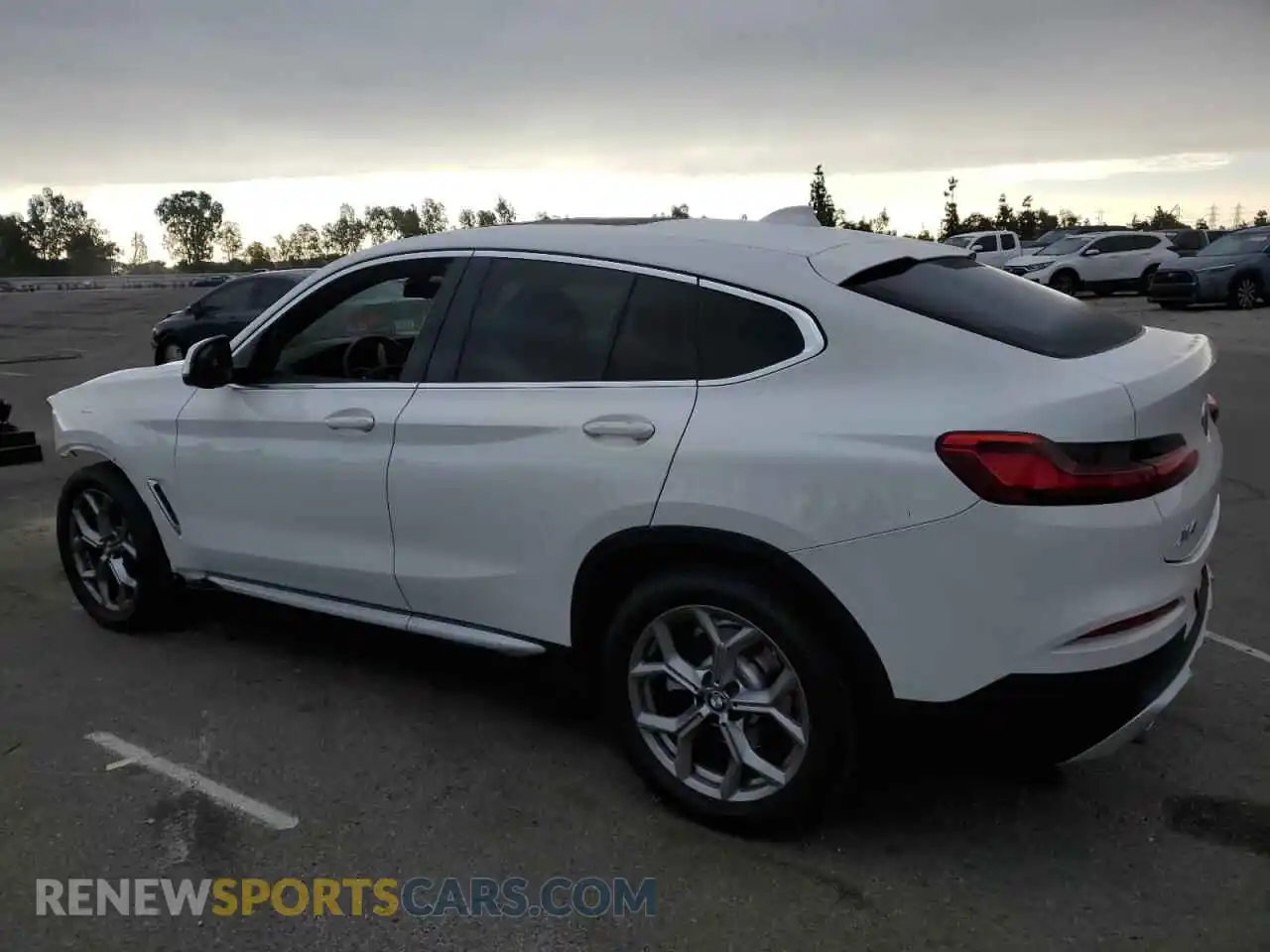 2 Photograph of a damaged car 5UX2V1C01M9H64809 BMW X4 2021