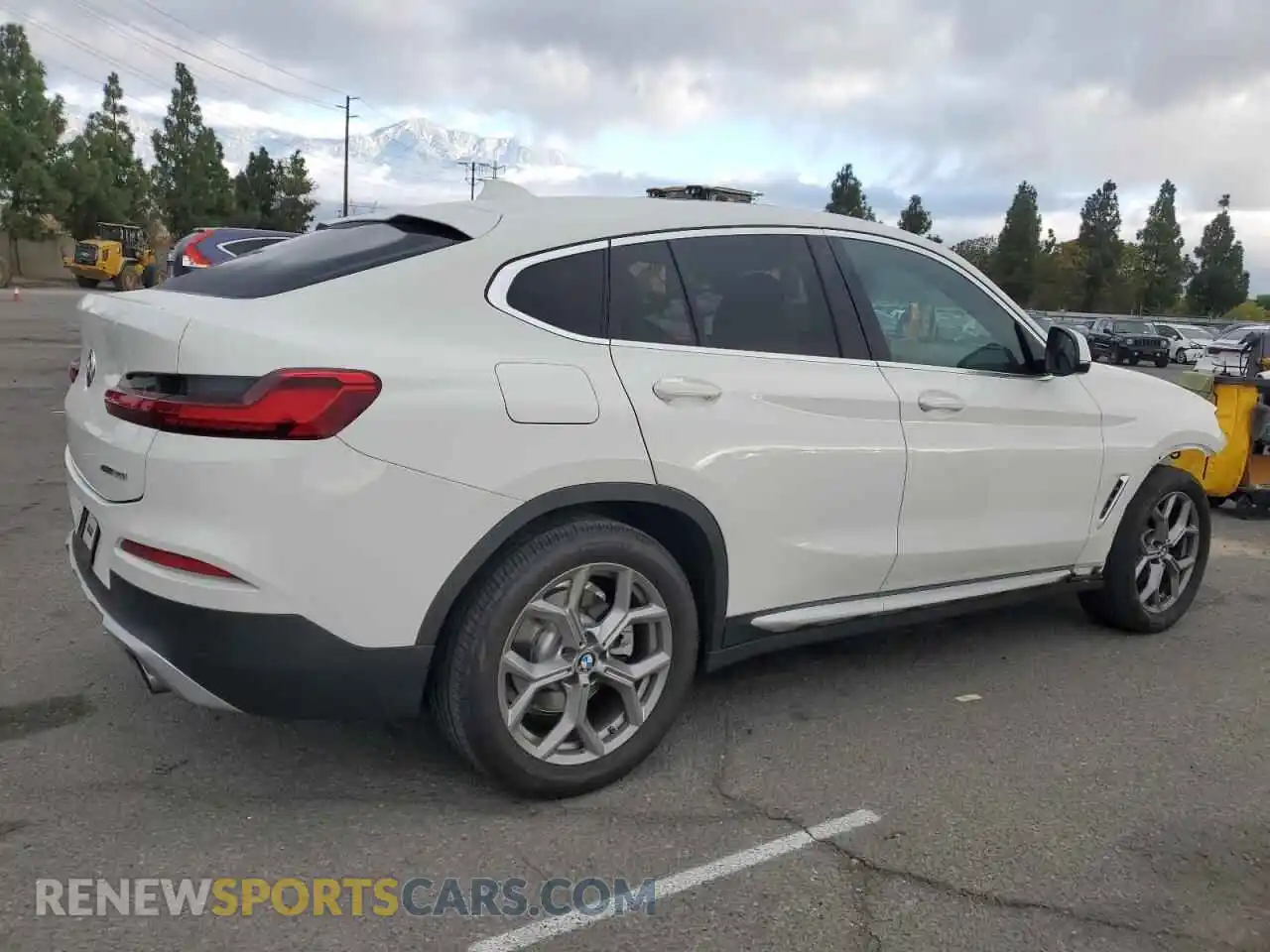 3 Photograph of a damaged car 5UX2V1C01M9H64809 BMW X4 2021
