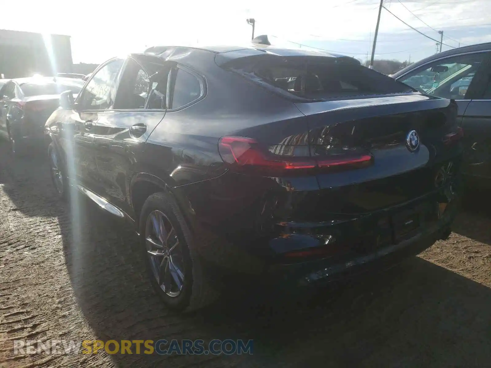 3 Photograph of a damaged car 5UX2V1C02M9E13391 BMW X4 2021