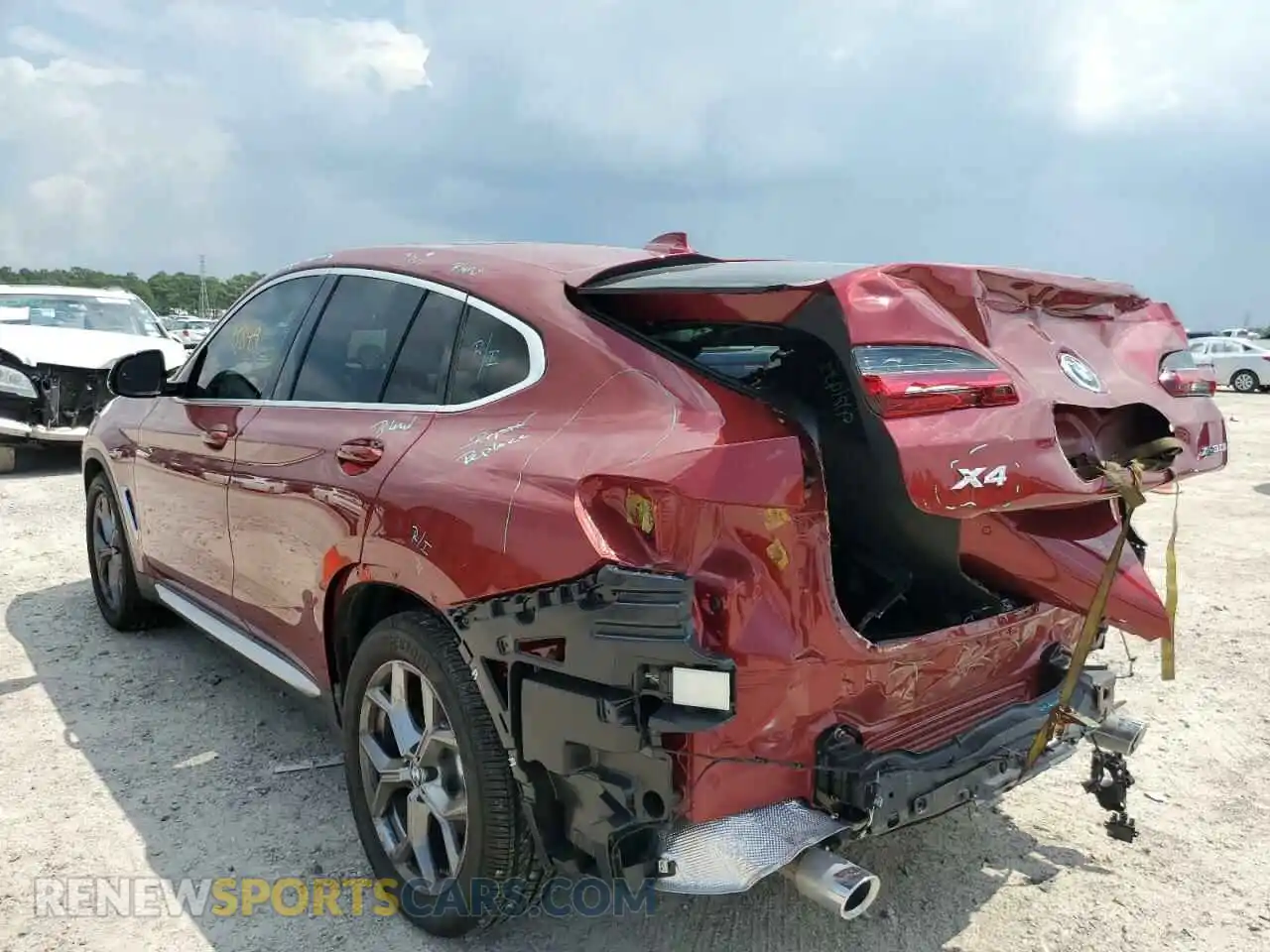 3 Photograph of a damaged car 5UX2V1C02M9E37156 BMW X4 2021