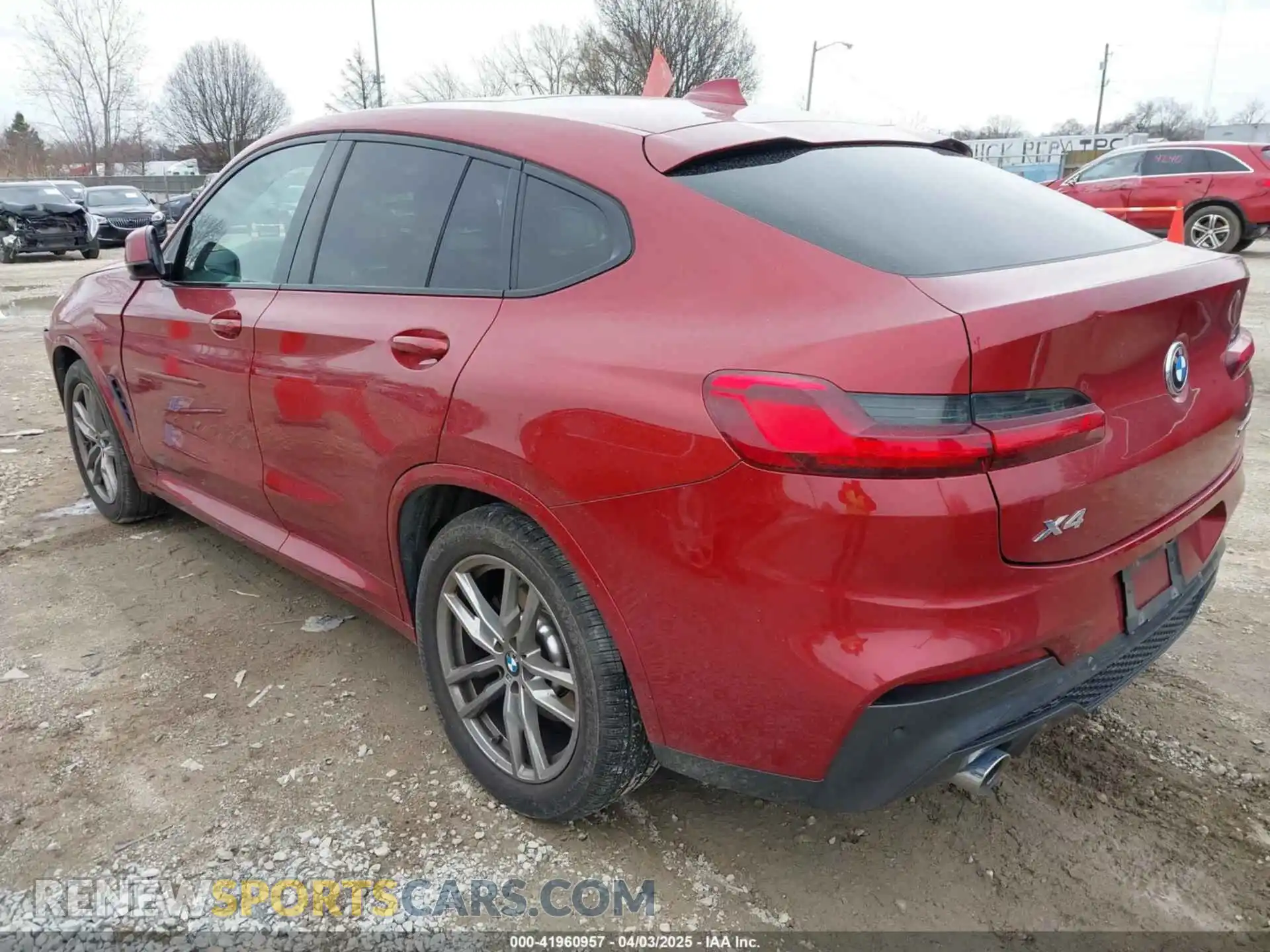 3 Photograph of a damaged car 5UX2V1C02M9E92416 BMW X4 2021