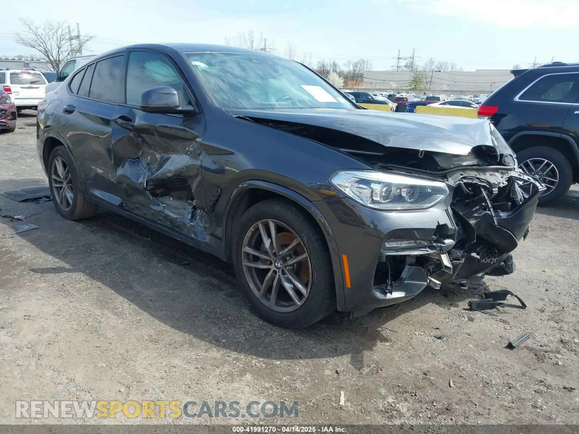 1 Photograph of a damaged car 5UX2V1C02M9G88260 BMW X4 2021