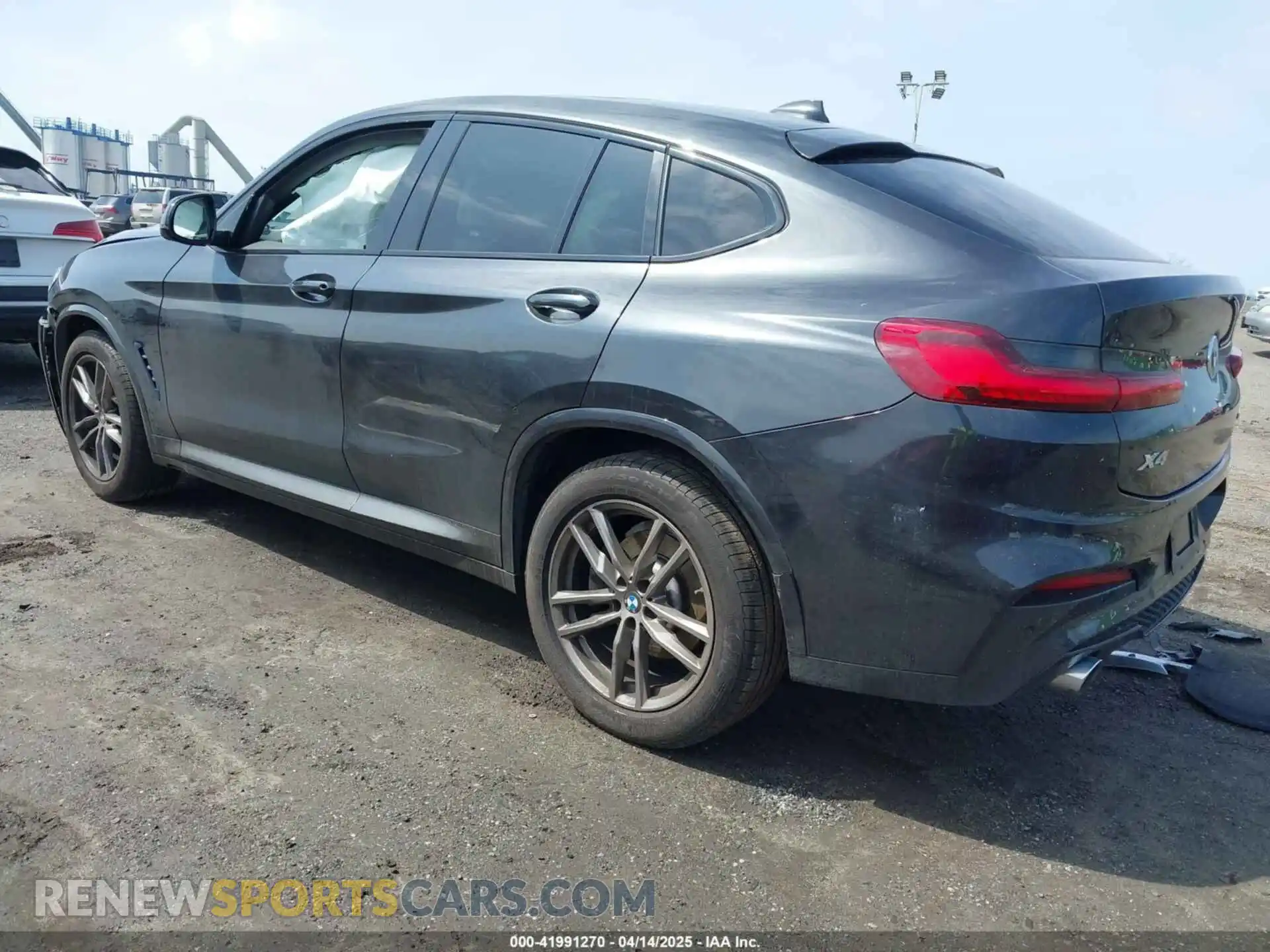 3 Photograph of a damaged car 5UX2V1C02M9G88260 BMW X4 2021