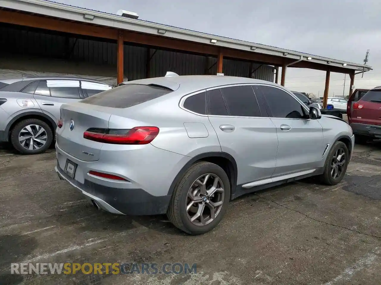 3 Photograph of a damaged car 5UX2V1C03M9F12771 BMW X4 2021