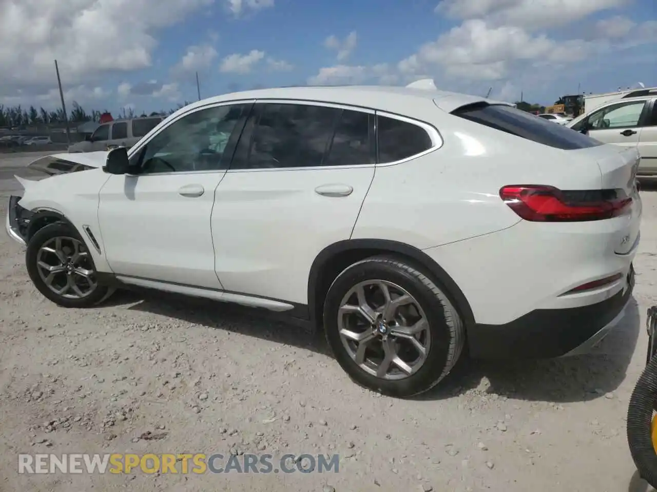 2 Photograph of a damaged car 5UX2V1C03M9H69638 BMW X4 2021