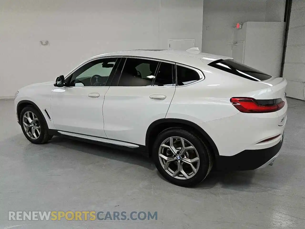 2 Photograph of a damaged car 5UX2V1C04M9E94765 BMW X4 2021