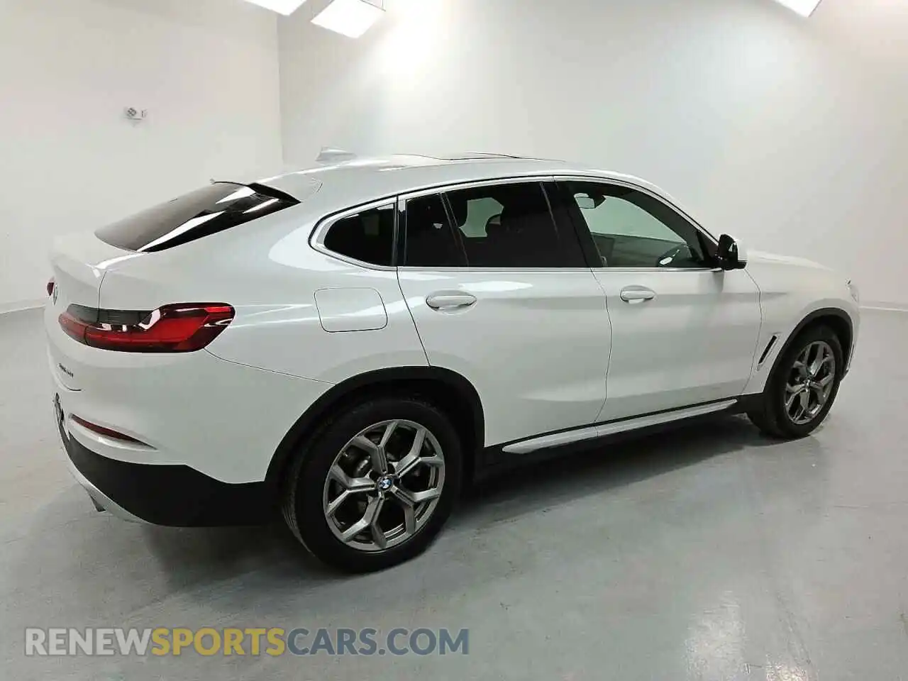 3 Photograph of a damaged car 5UX2V1C04M9E94765 BMW X4 2021