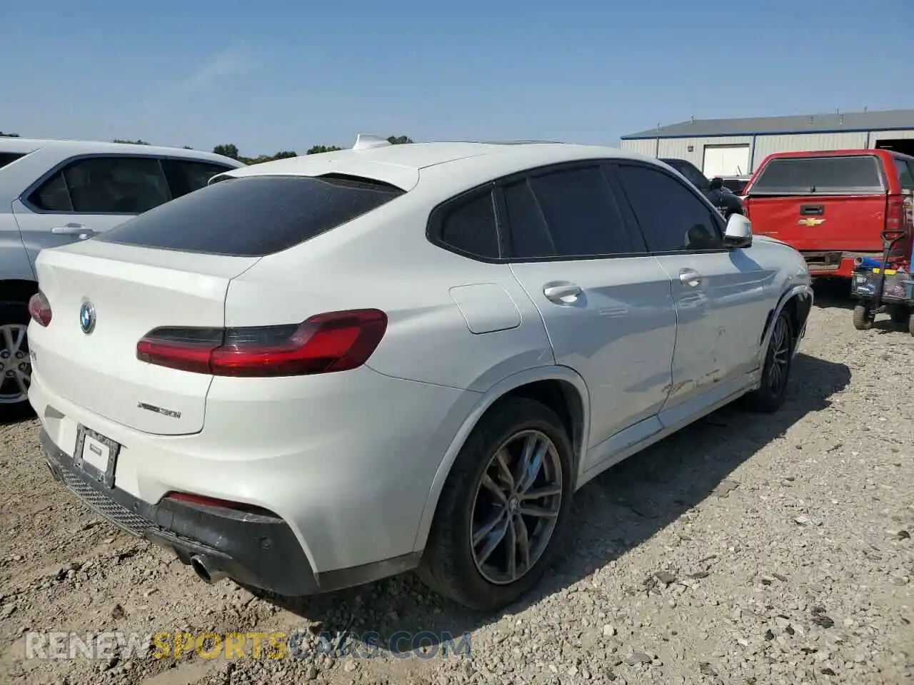 3 Photograph of a damaged car 5UX2V1C04M9H89087 BMW X4 2021