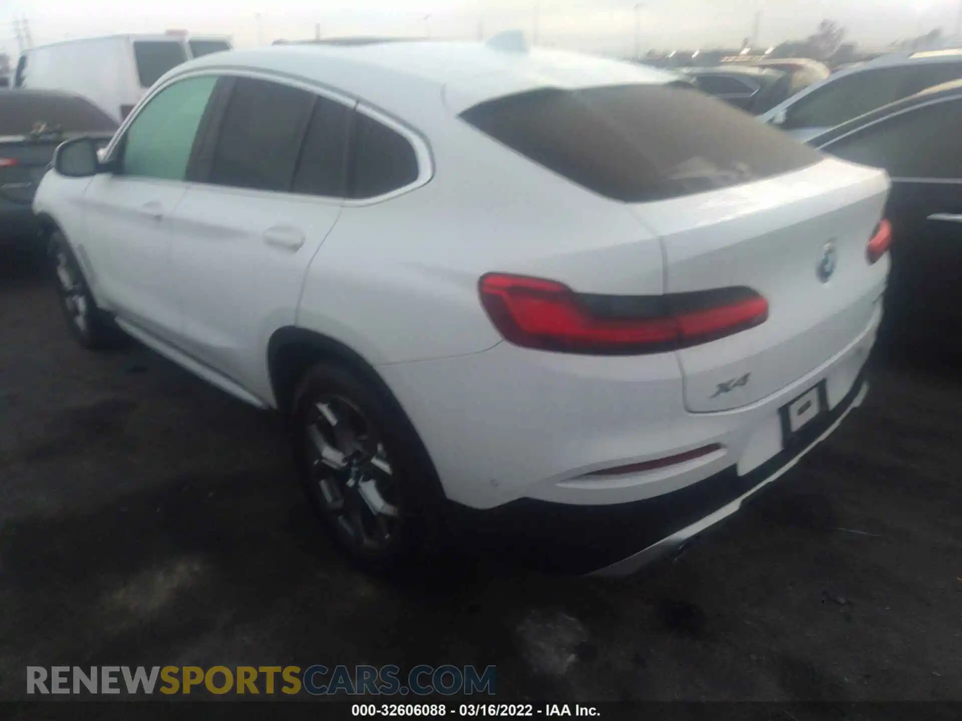 3 Photograph of a damaged car 5UX2V1C05M9E73035 BMW X4 2021