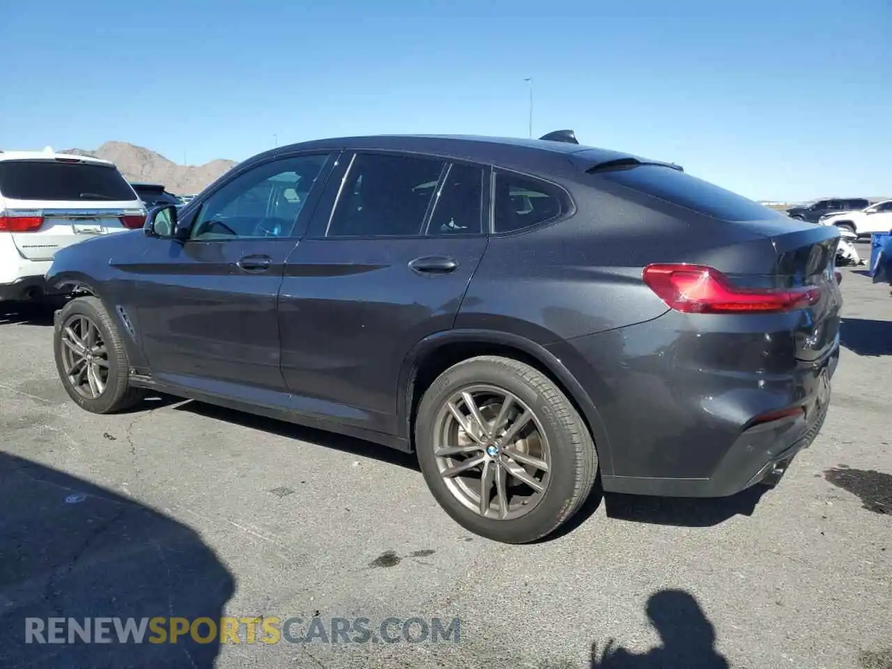 2 Photograph of a damaged car 5UX2V1C05M9H34065 BMW X4 2021