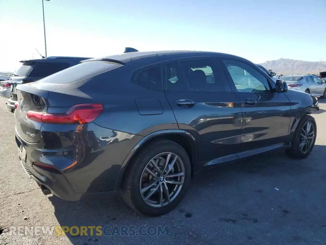 3 Photograph of a damaged car 5UX2V1C05M9H34065 BMW X4 2021