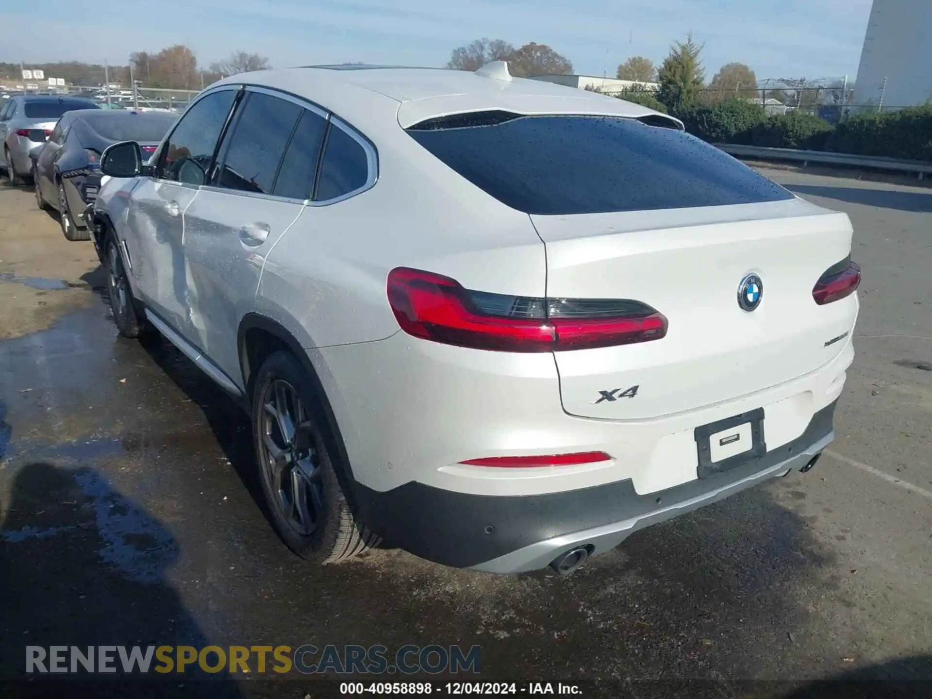 3 Photograph of a damaged car 5UX2V1C05M9H37256 BMW X4 2021