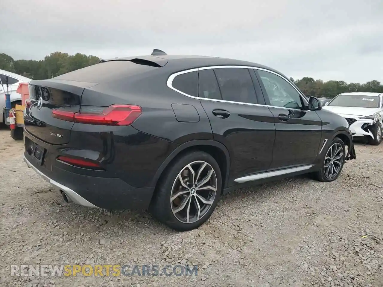 3 Photograph of a damaged car 5UX2V1C07M9E42627 BMW X4 2021