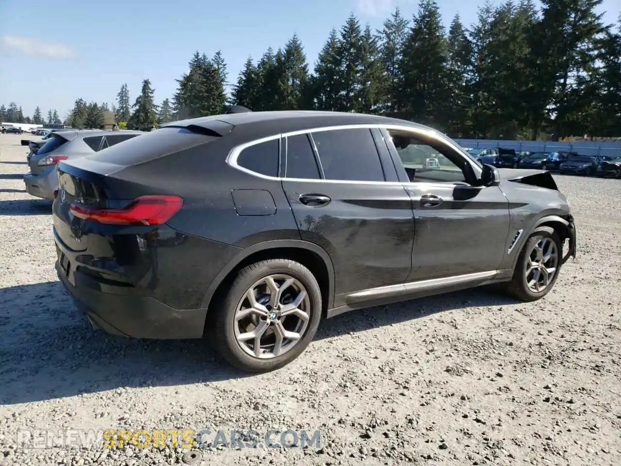 3 Photograph of a damaged car 5UX2V1C07M9G91462 BMW X4 2021