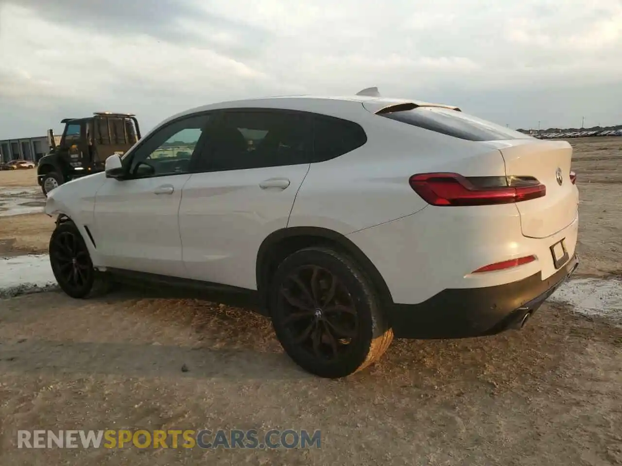 2 Photograph of a damaged car 5UX2V1C08M9D88142 BMW X4 2021