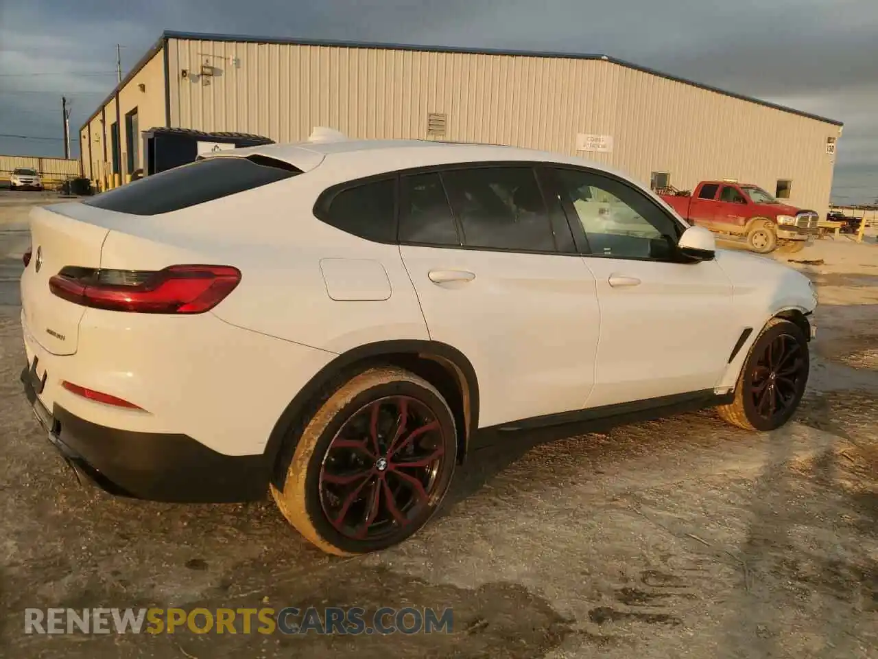 3 Photograph of a damaged car 5UX2V1C08M9D88142 BMW X4 2021