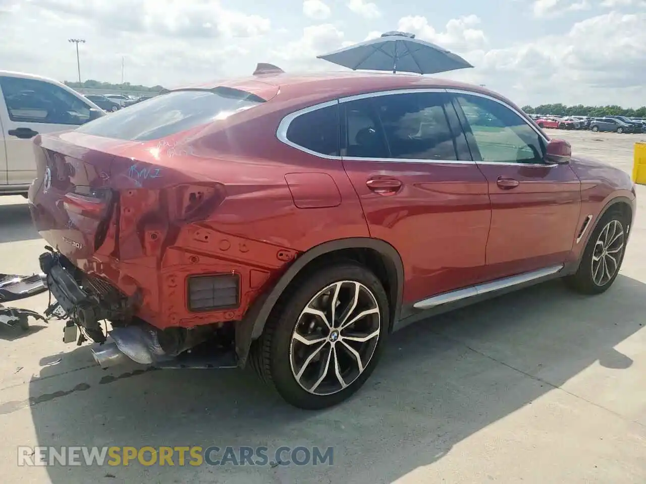 3 Photograph of a damaged car 5UX2V1C08M9G67106 BMW X4 2021