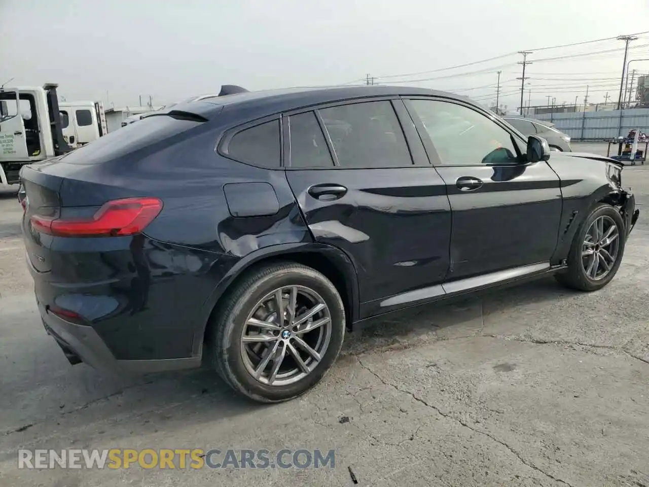 3 Photograph of a damaged car 5UX2V1C08M9H96852 BMW X4 2021