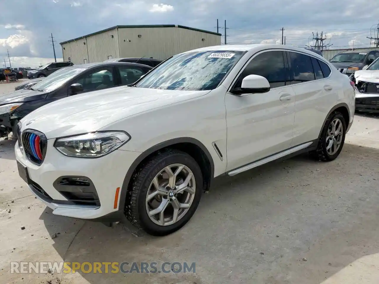 1 Photograph of a damaged car 5UX2V1C09M9F43085 BMW X4 2021