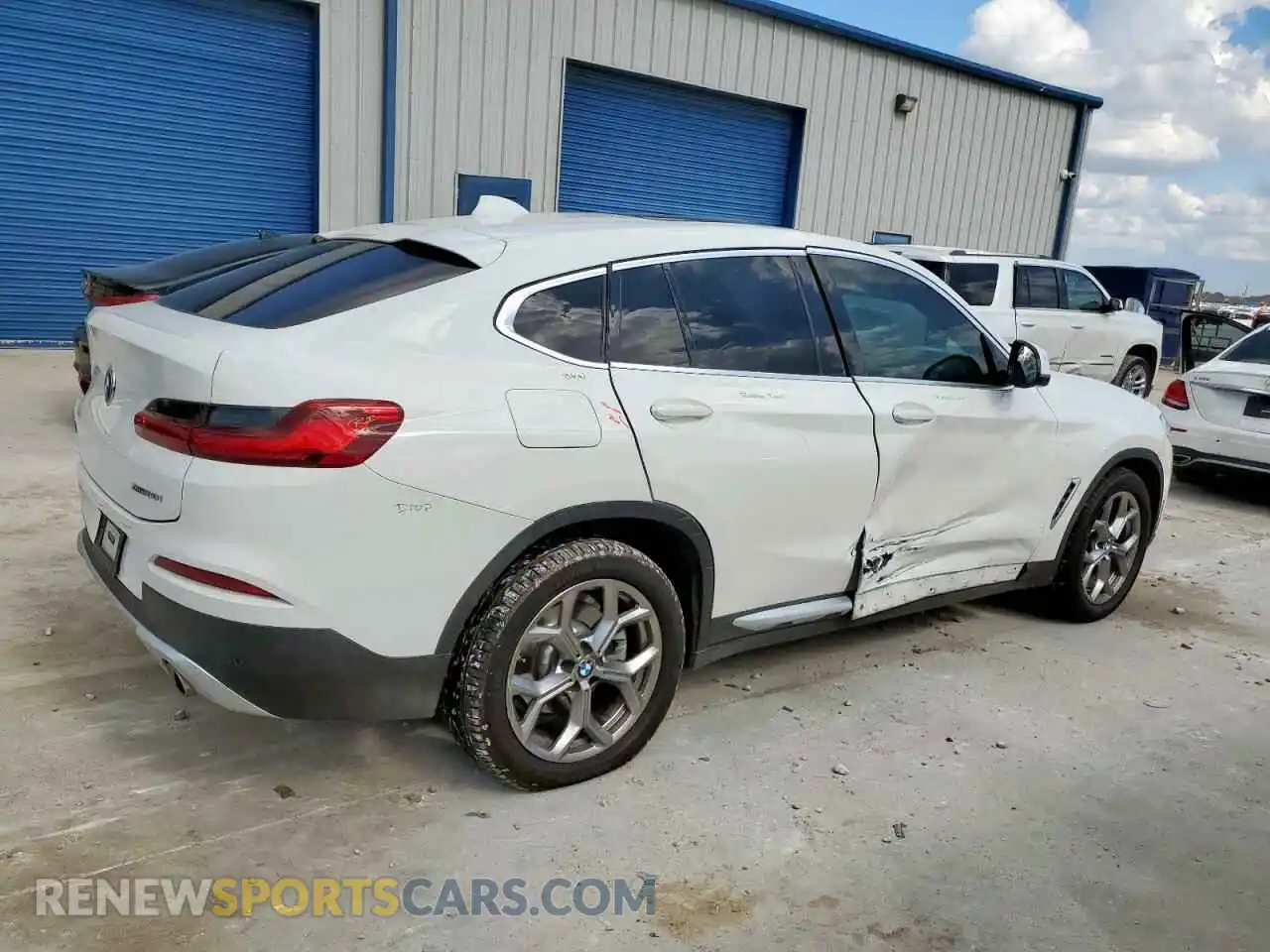 3 Photograph of a damaged car 5UX2V1C09M9F43085 BMW X4 2021